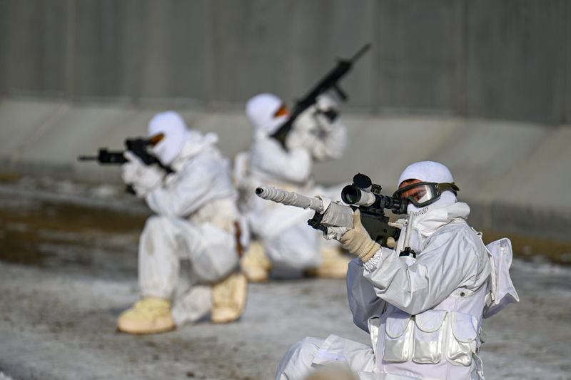 <p>Düzensiz göçmenlerin sınırdan yasa dışı geçişlerini önlenmesi, kaçakçılık faaliyetleri ve teröristlerin sızmaması amacıyla güvenlik önlemleri de üst düzeyde tutuluyor.</p>