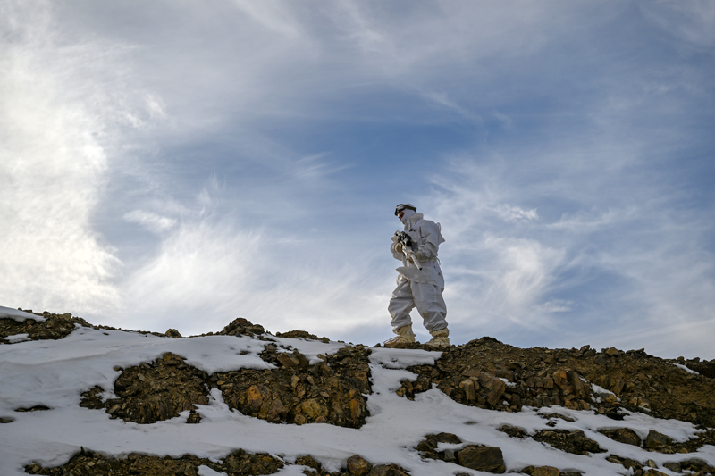 <p>Teknolojinin tüm imkanlarını kullanan güvenlik güçleri, ASELSAN tarafından yerli ve milli imkanlarla geliştirilen ve 10 kilometre mesafeden tespit yapabilen Şahingöz termal kamera, 40 kilometre mesafeden tespit yapabilen ACAR Kara Gözetleme Radar Sistemi, SEDA Atış Yeri Tespit Sistemi, termal ve PTZ kameralar, aydınlatma sistemi ve sismik sensörlerle sınırı sürekli kontrol altında tutuyor.</p>