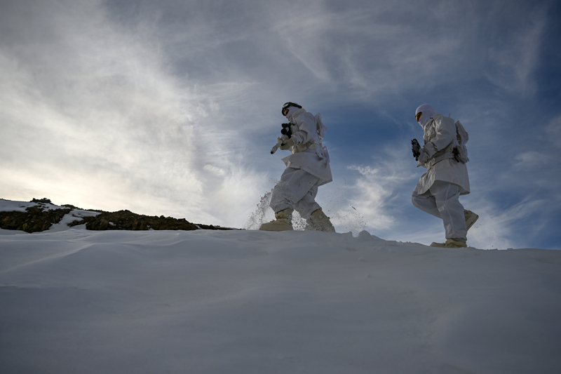 <p>Gece gündüz görev yapan güvenlik güçleri, sınırdan geçmeye çalışan düzensiz göçmenleri devriye görevleriyle engelliyor.</p>
