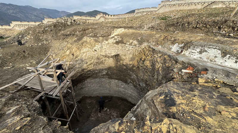 <p>skilip Belediye Bakan Ali Slk, l Kltr ve Turizm Mdr Smeyra Bekta, orum Mzesi Mdr Metin akar ve kaznn bilimsel danman Hitit niversitesi Dr. retim yesi Oktay Gndodu, kaz alannda incelemede bulundu.</p>