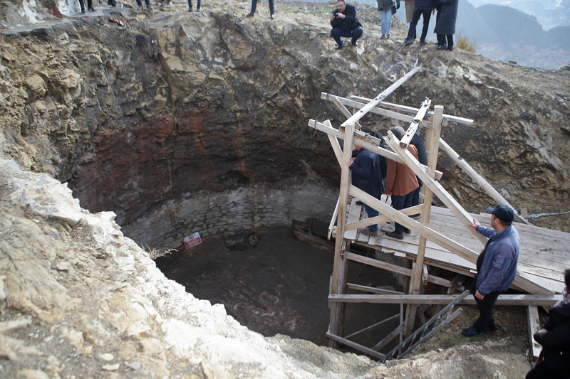 <p>Kaz bakan da olan mze mdr akar ise almada bulunan sarn ve altndaki mimari blmn nadiren rastlanan bir yap olduunu vurgulad. Yapnn mahiyetinin henz tam olarak anlalamadna dikkati eken akar, zelliklerinin tam anlalmas iin gelecek yl da kaz yaplmasnn dnldn dile getirdi.</p>