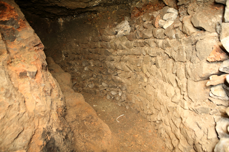 <p>Gndodu, Sarnn 330 ylndan beri kullanldn anlatarak, 'Zeminin altnda 3 metre ykseklik, 2 metre genilii bulunan ve koridor eklinde sarncn altndan dolanan bir dehlizin iindeyiz. Merkezinde bir ana kaya, stnde bulunan 1 metrelik zemini tutuyor. 30 metre apnda alan dolayor. Biz bu alann 20 metresini temizledik, sonraki yllarda 30 metreye ulaacaz.' dedi.</p>