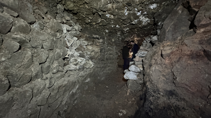 <p>Kaledeki sarncn nemli bir yap olduuna iaret eden Gndodu, 'Kalenin tam merkezinde ge dnemlerde muhtemelen zindan veya depo olarak kullanldn tahmin ettiimiz sarncn st tabanndayz. Yaklak 3 metre altnda, alt kotlarda bir baka taban bulunuyor. O da muhtemelen Roma dnemine tarihlendirilen bir sreci ihtiva ediyor.' dedi.</p>