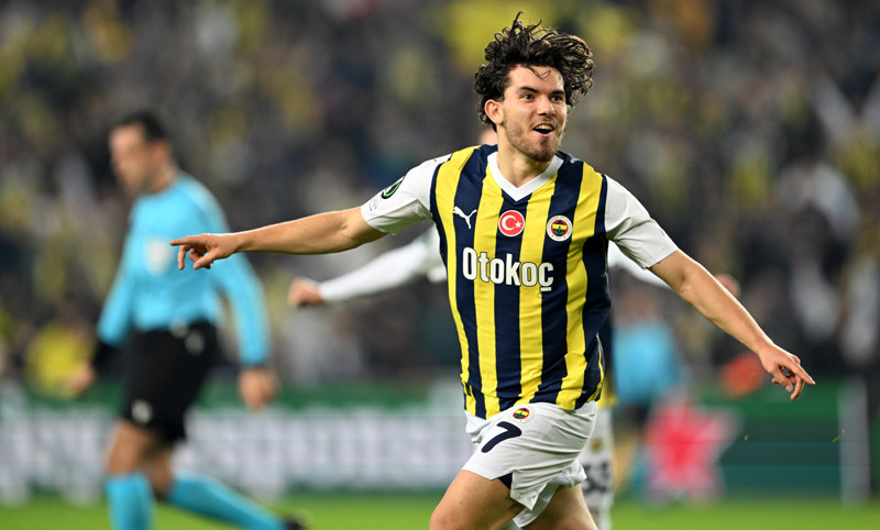 <p><b>PEREIRA LE YEN BR KMLK</b></p><p>2018-2019, 2019-2020 ve 2020-2021 sezonlarnda srasyla 1, 31 (14' ilk 11) ve 30 (9'u ilk 11'de) mata ans bulan 24 yandaki oyuncu, 2021 yaznda teknik direktrlk grevine Vitor Pereira'nn gelmesiyle birlikte bambaka bir kimlie brnd.</p>