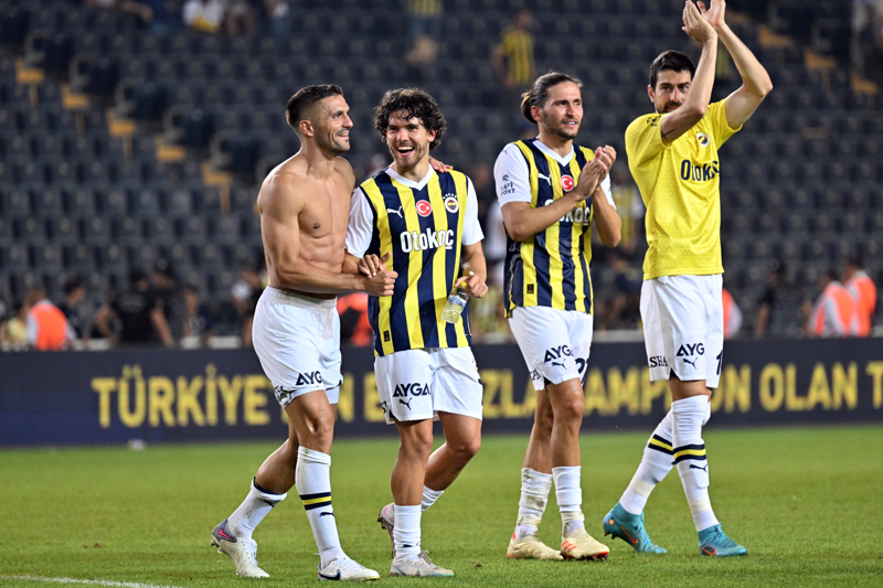 <p><b>VAZGELMEZ OLDU</b></p><p>Fenerbahe'de ilk 3 sezonunda daha ok rotasyon oyuncusu olan Ferdi, son 2.5 sezonda ise takmn vazgeilmez isimlerinden biri oldu.</p>