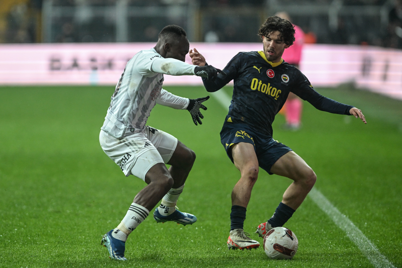 <p><b>FERD N YEN GREV</b></p><p>Fenerbahe'nin Portekizli hocayla yollarn ayrmas, Ferdi Kadolu iin de sahada iinde stlenecei grev anlamnda yeni bir deiiklik anlamna geliyordu.</p>