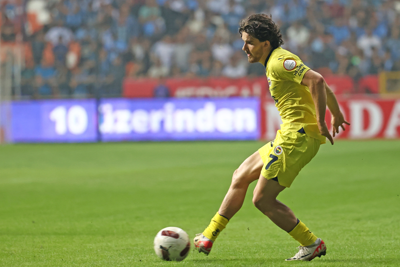 <p><b>TRANSFER OLMADI, FERD GREVE!</b></p><p>smail Kartal, Fenerbahe'deki ikinci dneminde sistemi 4'l savunma olarak deitirirken, 2021-2022 sezonu ara transfer dneminde takmn sol bek ihtiyac dodu. Ancak sar-lacivertliler istedii takviyeyi gerekletiremedi ve grev Ferdi Kadolu'na verildi.</p>