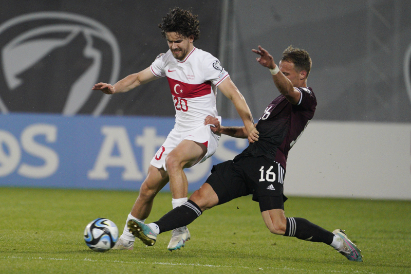 <p><b>MLL TAKIM PERFORMANSI</b></p><p>A Milli Takm tercihinden sonra Trkiye formasn da 15 kez giyen milli oyuncu, bir kez fileleri sarst. Almanya ile oynanan mata performans ve o mataki golyle dikkat eken 24 yandaki futbolcunun, 2024 yaznda Almanya'da dzenlenecek Avrupa ampiyonas'nda da Trkiye'nin en nemli kozlarndan biri olmas bekleniyor.</p>