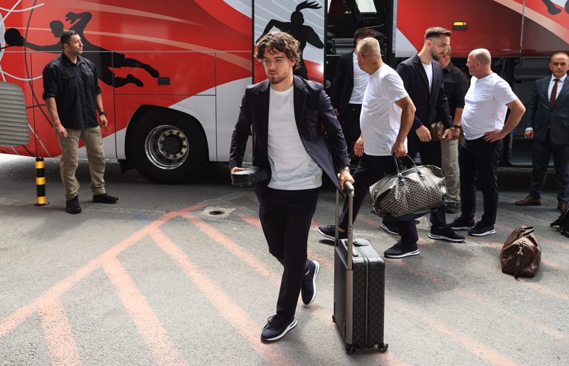 <p><b>FENERBAHE RAKAMLARI</b></p><p>Fenerbahe'nin 2018 ylnda henz 19 yandayken 1.4 milyon euro'ya Nijmegen'den kadrosuna katt Ferdi'nin sar-lacivertli takmla szlemesi 2026 ylna kadar devam ediyor. Fenerbahe formas altnda u ana kadar toplamda 170 mata sahaya kan Ferdi, 16 gol att ve 20 asist yapt.</p>