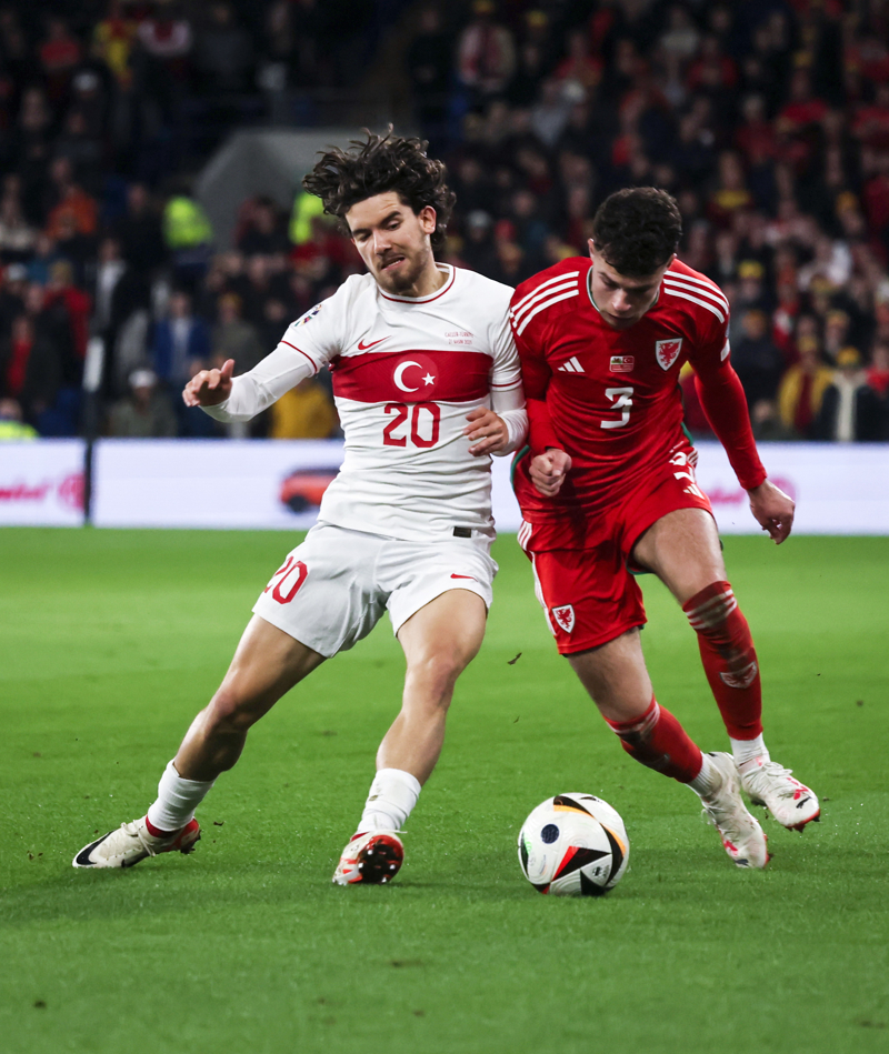 <p><b>TERCH A MLL TAKIM</b></p><p>Hollanda'da yetien ve Hollanda'nn alt ya kategorilerinde forma giyen Ferdi Kadolu, 3 takm seebiliyordu; Hollanda, Trkiye ve Kanada. 24 yandaki futbolcunun 2022 ylndaki seimi ise A Milli Futbol Takm oldu.</p>