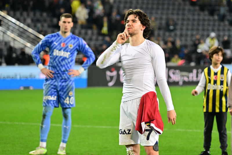 <p><b>YEN BLGES SOL BEK</b></p><p>Sar-lacivertliler, Pereira ile yollarn ayrlmasnn ardndan greve 'Fenerbahe'nin ocuu' smail Kartal' getirdi. smail Kartal, Pereira'nn aksine 3'l savunmadan vazgeerken, Ferdi de sahada yeni bir mevki kazand; Sol bek.</p>