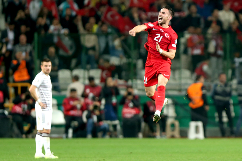 <p><b>'Y EYLER UMUYORUZ'</b></p><p><b><br></b></p><p>A Milli Takm'da oynad Hrvatistan ve Letonya malar ve Trkiye'nin EURO2024 bileti almasn deerlendiren milli futbolcu, 'Drst olmak gerekirse, ok zorlu bir gruptaydk. Bir araya geldik ve elemeleri gemeyi baardk. ok mutlu ve gururluyuz. yi eyler yapmay umuyoruz' eklinde konutu.</p>