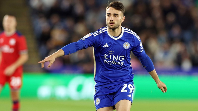 <p><b>'TAKIM ARKADALARIM HARKA'</b></p><p><b><br></b></p><p>Takm arkadalarnn kendisine ok yardmc olduunu dile getiren Yunus Akgn, 'Takm arkadalarm harika. Bazen benim burada kullanamayacam Trke kelimeler sylyorlar ama gerekten ok komikler. leri benim iin kolaylatrmaya alyorlar' eklinde konutu.</p>