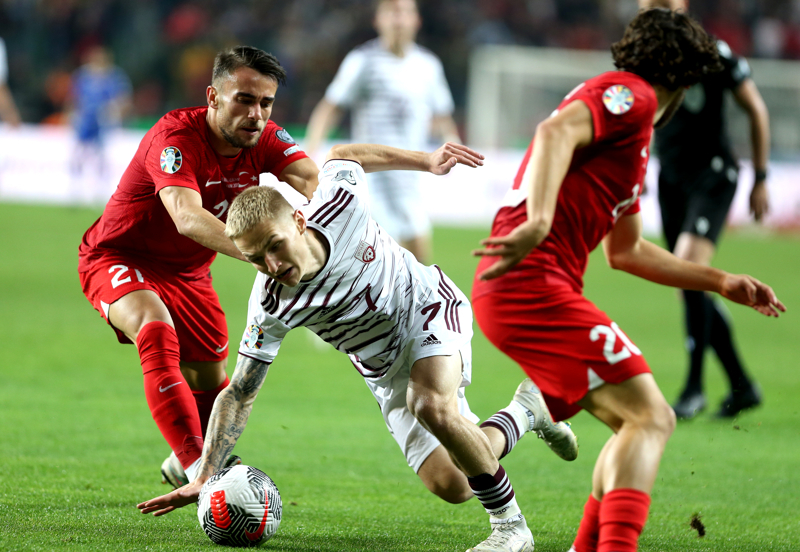 <p><b>TAKIMDAK ATMOSFER</b></p><p><b><br></b></p><p>Takmdaki atmosfer iin, 'Ne kadar ok kazanrsanz atmosfer o kadar iyi oluyor ve herkes mutlu oluyor' diyen Yunus Akgn, 'Oynadmz ve kazandmz her mata daha iyi anlayoruz. Buradaki arkadalarm da bana yardmc oluyor. Burada olmaktan ve bu takmn bir paras olmakan bir ok mutluyum' ifadelerini kulland.</p>