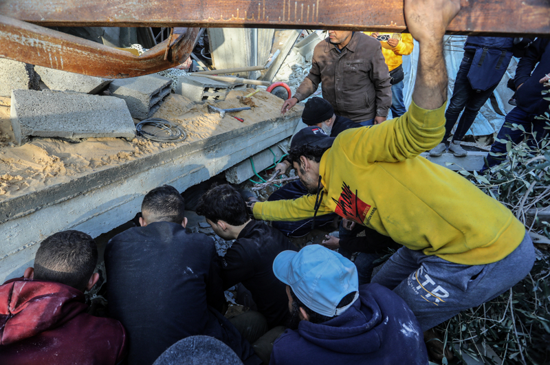 <p>Öte yandan Gazze kentinin Et-Tuffah Mahallesi'nde İsrail hava saldırısının hedefi olan bir diğer evden yaklaşık 40 cesedin çıkarıldığı, çok sayıda kişinin de yaralı olarak kurtulduğu aktarıldı.</p>