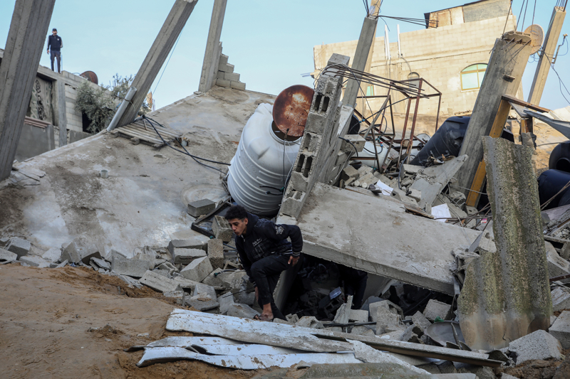 <p>Haberde, İsrail savaş uçaklarının Gazze kentinin Ez-Zeytun Mahallesi'nde yerinden edilmiş 50'den fazla sivilin sığındığı bir evi bombalaması sonucu çok sayıda kişinin öldüğü ve yaralandığı belirtildi.</p>