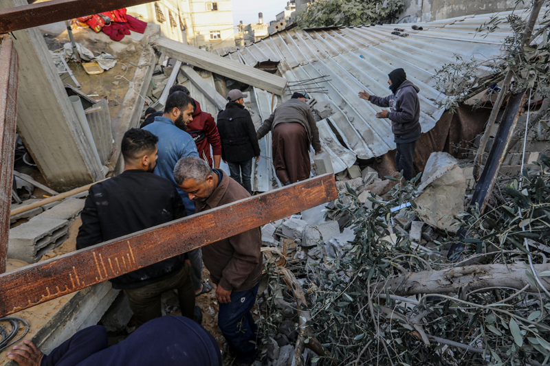 <p>Haberde, Gazze Şeridi'nin kuzeyindeki Kemal Advan Hastanesi'nin de İsrail ordusunun yoğun saldırısına hedef olduğu ifade edildi.</p>