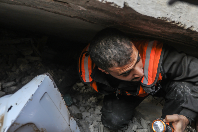 <p>İsrail ordusunun Gazze kentinin es-Sahabe Mahallesi'ne düzenlediği hava saldırısında bir evin hedef alınması sonucu çok sayıda kişinin öldüğü ve yaralandığı kaydedildi.</p>