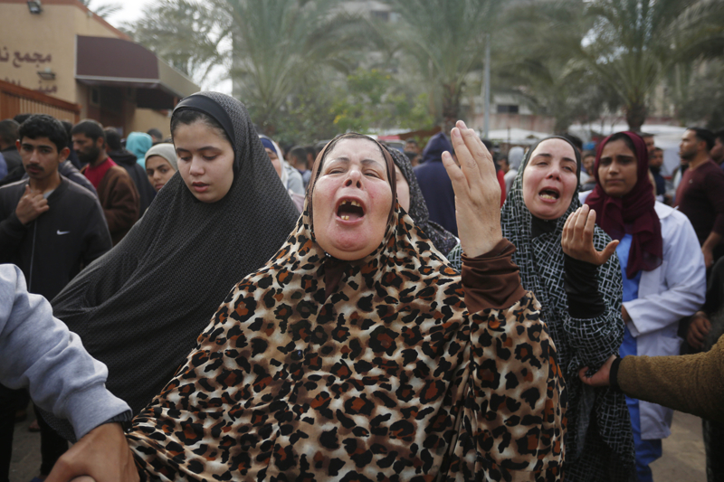 <p>İsrail savaş uçaklarının Gazze Şeridi'nin kuzeyi ve doğusundaki birçok bölgeyi gün boyu ağır bombardımana tuttuğu belirtilen haberde, Gazze'nin güneyindeki Han Yunus kentinde yer alan Nasır Hastanesi'ne son saatlerde 17 cenazenin getirildiğine işaret edildi.</p>