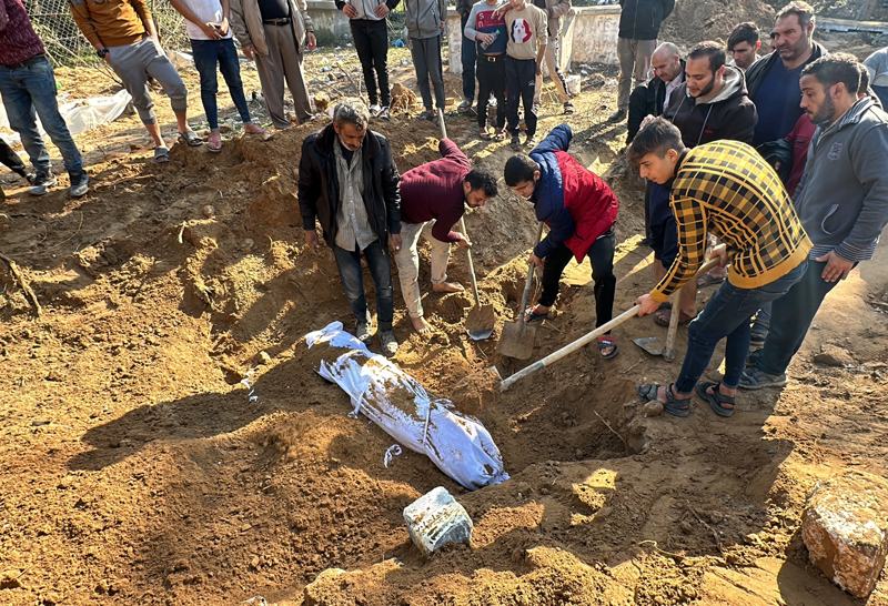 <p>BM'nin Gazze'ye imkanlar el verdikçe insani yardım sevkiyatını sürdürdüğünü aktaran Dujarric, yardım tırları girse de 'silahlar susmadığı sürece ve bombalamalar devam ettiği müddetçe' yardım dağıtımının çok zor olmaya devam edeceğine işaret etti.</p>