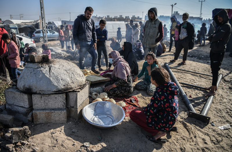 <p>Dünden itibaren Gazze'ye yardımların hem Refah hem de Kerem Şalom sınır kapılarından girmeye başladığını aktaran Dujarric, 'Bu olumlu bir gelişme olsa da, çatışma devam ederken insanların ihtiyaçlarını karşılayacak yardımları sağlamak için koşullar uygun değil.' vurgusunda bulundu.</p>
