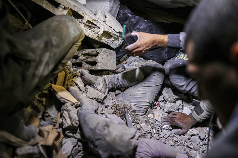 <p>İsrail'in Gazze Şeridi'ne saldırılarında en az 8 bini çocuk, 6 bin 200'ü kadın olmak üzere, 19 bin 453 Filistinli öldü. Enkaz altında binlerce ölü olduğu bildirilirken, halkın sığındığı hastane ve eğitim kurumları hedef alınarak sivil altyapı tahrip ediliyor.</p>