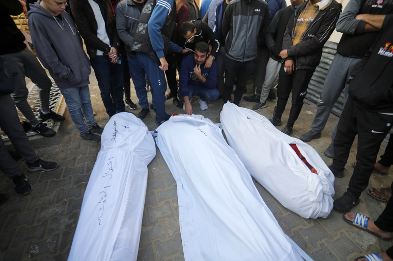 <p>Çatışmalara 24 Kasım'da 4 günlüğüne verilen ve daha sonra 3 gün daha uzatılan 'insani arada' 81 İsrailli ve 240 Filistinli esir karşılıklı serbest bırakıldı. Öte yandan İsrail, binlerce Filistinliyi alıkoyup hapsetmeye devam etti.</p>