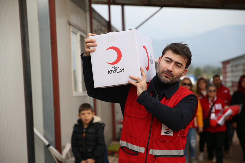 <p>'Bu ktphane, 44 rencinin sessiz bir ortamda alabilecekleri altyapy sunuyor. Bunun dnda niversiteye hazrlk kitaplar, malzemeleri, bilgisayar ve yazc ieriyor. Dolaysyla bu, gerekten belki her konteyner kente koymamz gerekecek diye dndmz ok nemli bir proje. Bu nedenle ilkini am olmaktan ok mutluyuz. Prototipimiz hazr, her 15 gnde bir tane daha aabilecek ekilde hazrlklarmz da tamamlam durumdayz. Balarmz ktphaneleri sahiplenirlerse her konteyner kente gelin Trkiye olarak bir ktphane aalm ve ocuklarmz niversiteye hazrlanrken imkanszlktan, ders alacak ortam bulamamaktan dolay 1 senelerini kaybetmesinler diyorum.'</p>