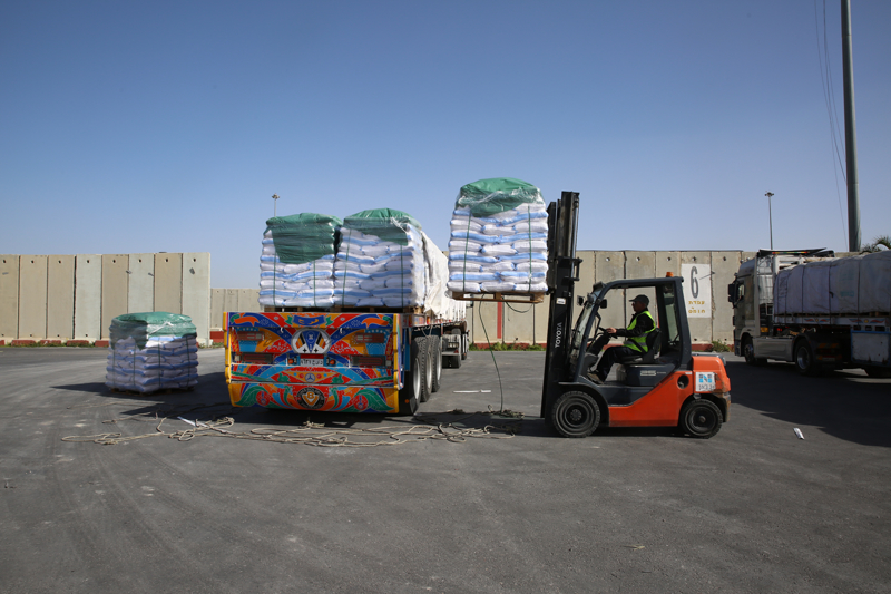 <p>Uluslararas yardm kurulularyla koordinasyon iinde altklarn syleyen Tetro, Gazze'deki savan Hamas ile olduunu ancak 'sivil nfusa kar zarar en dk seviyeye indirmeye altklarn' ileri srd.</p>