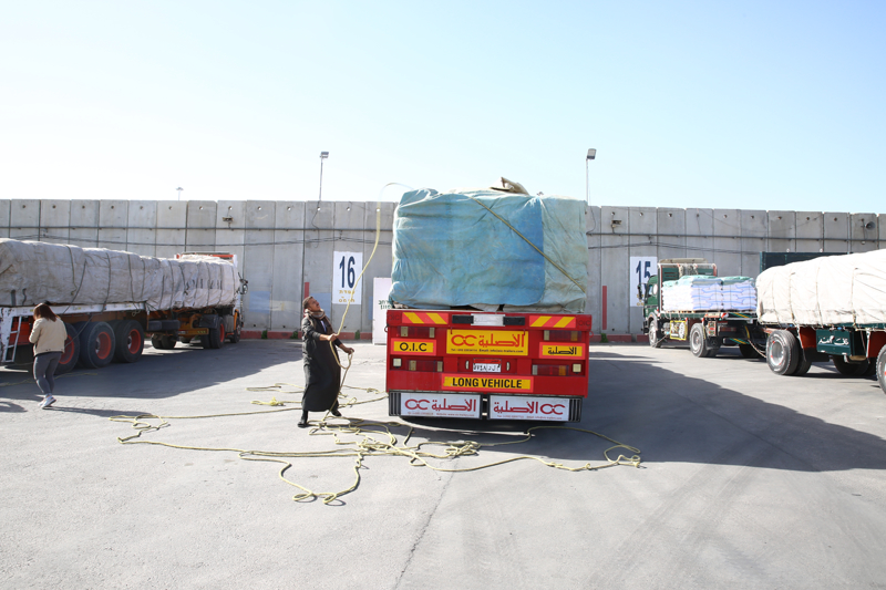 <p>Kerem alom Snr Kaps'na yardmlar getiren trlar srail'in denetimi iin tefti ediliyor. Msrl kamyon ofrleri trlarn brandalarn skyor ve srail'e ait forkliftler buradaki paletleri denetim iin trlardan indiriyor.</p>