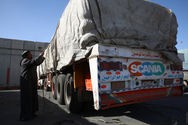 <p>Msrl bir kamyon ofr, trlarda sadece Msr'dan getirdikleri unun bulunduunu, Gazze'de kadn, ocuk demeden insanlarn ldrlmesi ve evsiz kalmas karsnda kzgn olduklarn syledi.</p>