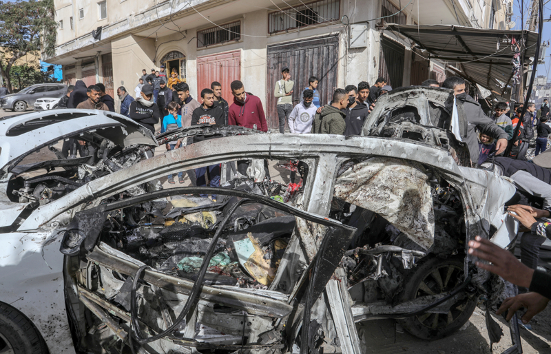 <p>İsrail savaş uçaklarının, Gazze Şeridi'nin güneyindeki Refah kentinde sivil bir aracı bombalaması sonucu 7 Filistinli öldürüldü, çok sayıda kişi yaralandı.</p>