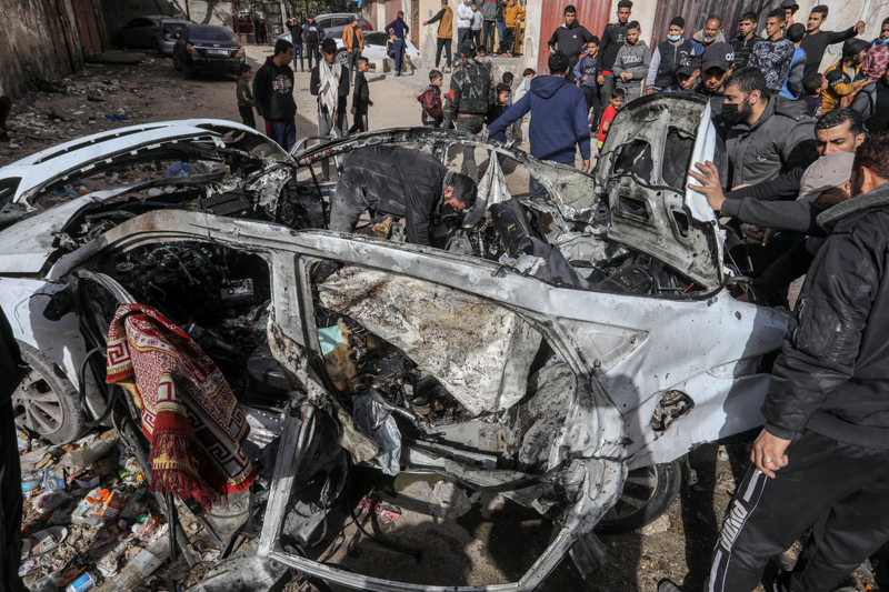 <p>İsrail ordusuna ait keşif uçağının, Gazze'nin güneyinde Han Yunus kentindeki Nasır Hastanesi yakınında Filistinli 'Vadi' ailesine mensup kişilerin bulunduğu alanı bombalaması sonucu 28 kişi öldü, çok sayıda kişi yaralandı.</p>