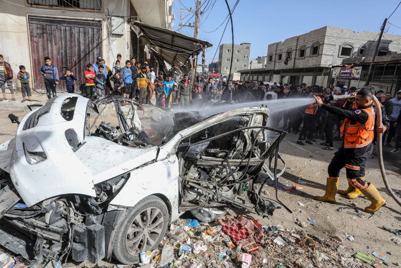 <p>Gazze'nin kuzeyindeki Cibaliya'da ise İsrail saldırılarında yıkılan 'Halle' ailesine ait evin enkazından çoğu kadın ve çocuk 30 kişinin cenazesi çıkarıldı.</p>