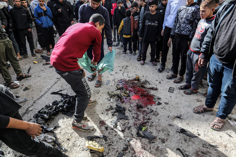 <p>Yerinden edilmiş kişilerin de bulunduğu evin enkazında hala çok sayıda kişinin cansız bedeninin bulunduğu belirtiliyor.</p>