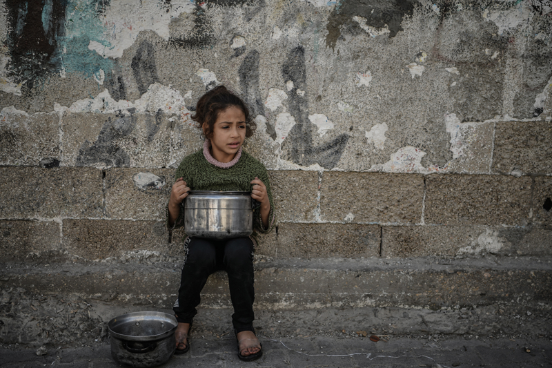 <p>İsrail savaş uçaklarının sabah saatlerinde Cibaliya'da hedef aldığı 'Ed-Debs' ailesine ait evin enkazından 6 kişinin cenazesi çıkarıldı.</p>