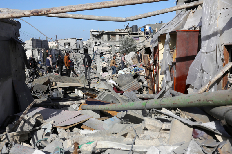 <p>Sağlık ekipleri ve siviller, Gazze'nin kuzeyindeki Beyt Lahiya'da bulunan Endonezya Hastanesi civarında, Tel ez-Zater bölgesinde ve başta El-Curn Mahallesi olmak üzere Cibaliya Mülteci Kampı'nda Filistinlilere ait parçalanmış cesetler buldu.</p>