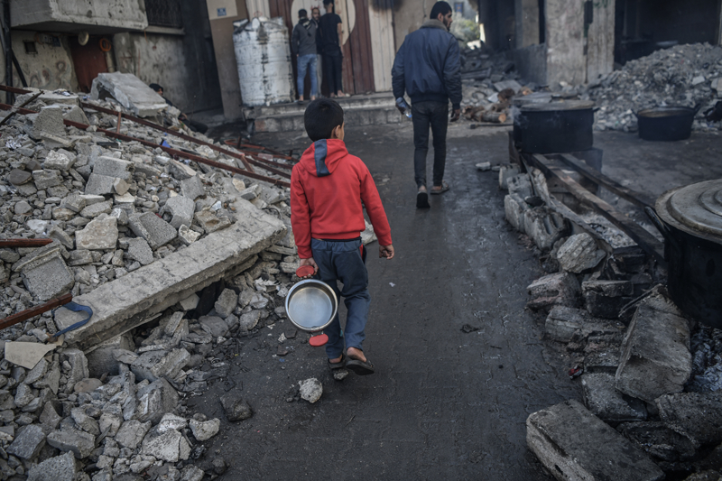 <p>İsrail ordusuna ait obüslerin Gazze Şeridi'nin orta kesimlerindeki Nusayrat Mülteci Kampı'nda bir evi hedef alması soncu da çok sayıda kişi yaralandı.</p>