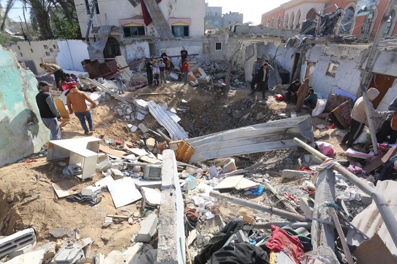 <p>İsrail ordusu, Gazze'nin kuzeyi, merkezi ve Han Yunus'un yanı sıra Refah bölgesine de saldırılarını sürdürüyor.</p>