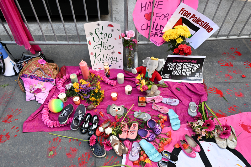 <p>İsrail konsolosluğunun önünde toplanan Filistin destekçileri ve 'CodePink' olarak da bilinen sivil toplum örgütü üyeleri Gazze için ateşkes çağrısında bulundu.</p>