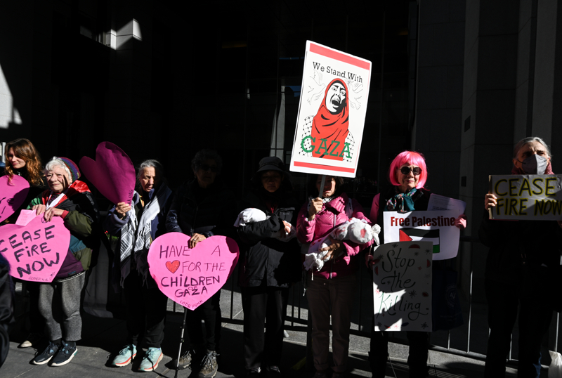 <p>Göstericiler yoğun trafiğin olduğu Montgomery sokağında, pankartlar ve Filistin bayrakları taşıyarak İsrail saldırılarını protesto etti.</p>