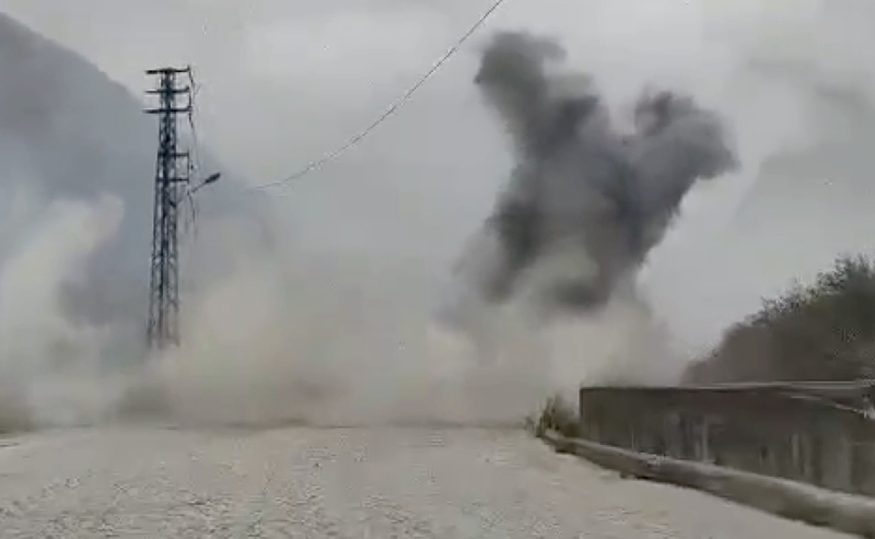 <p>L�bnan ordusunun, sald�r�n�n ard�ndan vatanda�lar�n can g�venli�i i�in yolu �ift y�nl� kapatt��� aktar�ld�.</p>