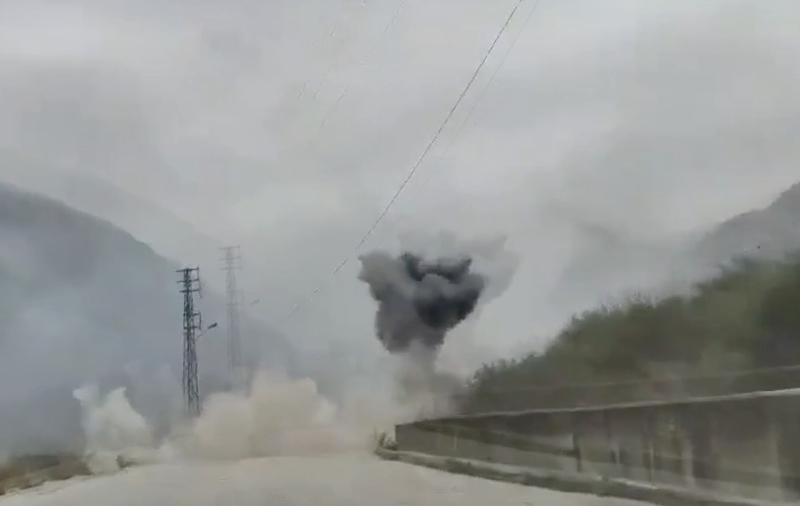 <p>Bombalar NNA muhabiri Alin Saman'�n da i�inde bulundu�u gazetecileri ta��yan arac�n yak�n�na isabet etti.</p>