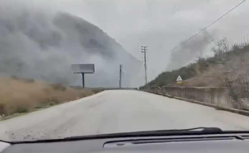 <p>Gazetecilerin Hardali Vadisi'nden ge�erken �ektikleri videoda �nlerindeki yolun tam ortas�na bir bomban�n d��t��� ve �iddetli �ekilde infilak etti�i g�r�l�yor.<br><br></p><p>�srail'in L�bnan'�n g�neyine y�nelik 8 Ekim'den bu yana ger�ekle�tirdi�i sald�r�da daha �nce 3'� gazeteci olmak �zere 26 sivil hayat�n� kaybetmi�ti.<br><br></p><p>Ayr�ca �at��malarda 122 Hizbullah mensubu ile 5 �srailli sivil ve 7 �srail askeri �ld�r�ld�.</p>