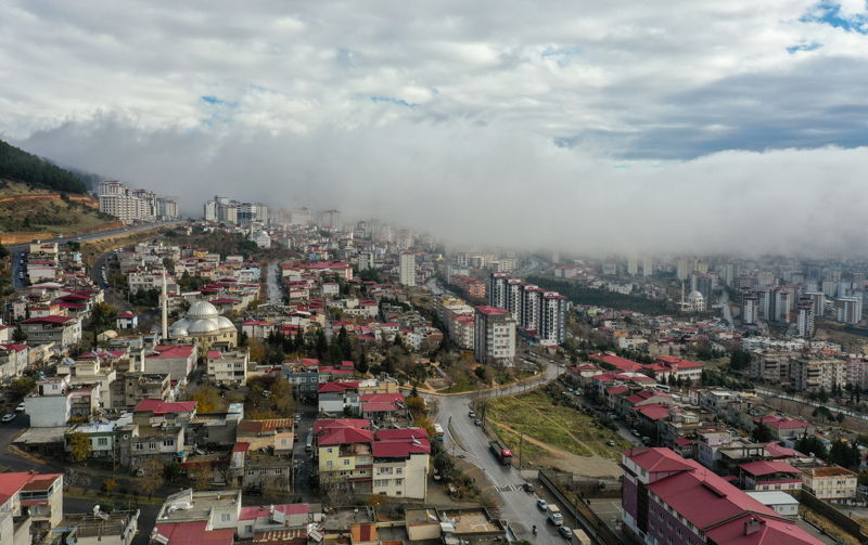 <p>le merkezinin yksek kesimlerinde sabah saatlerinden itibaren etkili olan sis, le saatlerinde gr mesafesini azaltarak trafikte srclere zor anlar yaatt.</p>
