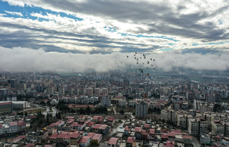 <p>Dron ile ekilen grntlerde, ilenin zerini kaplayan sis tabakasnn geii, gnein sis tabakasna yansmas ve sis bulutunun arasnda bulunan evler grlyor.</p>