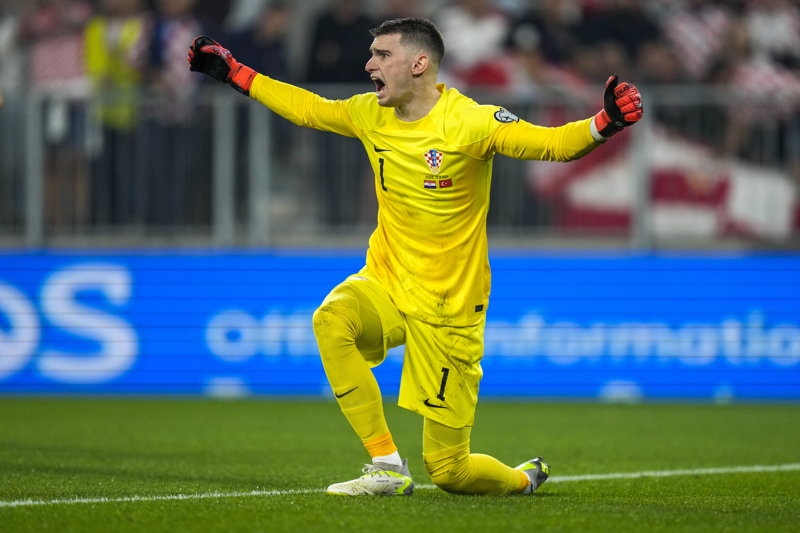 <p><b>DOMINIK LIVAKOVIC</b></p><p>Fenerbahe'nin yaz transfer dneminde kadrosuna katt Dominik Livakovic, sar-lacivertli kariyerindeki ilk Galatasaray derbisine kacak. 3-1 kazanlan Beikta derbisinde kendisine fazla i dmeyen Hrvat kaleci, bu kez Galatasaray hcumcularn durdurmaya alacak. </p>