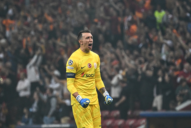 <p><b>FERNANDO MUSLERA</b></p><p>Fenerbahe ile Galatasaray arasndaki mcadelede sahaya kacak 22 oyuncunun derbi konusunda en deneyimli ismi Fernando Muslera olacak. 2011 ylndan bu yana Galatasaray formas giyen Uruguayl eldiven, geride kalan 12 yllk srete birok kez Fenerbahe'ye rakip oldu. 2020 ylnda Galatasaray'n Fenerbahe'yi 3-1 malup ederek Kadky'deki 20 yllk kt serisine son verdii mata da kalede olan Muslera, bu kez de Sebastian Szymanski, Dusan Tadic ve Edin Dzeko gibi nemli ayaklara geit vermemeye alacak.</p>