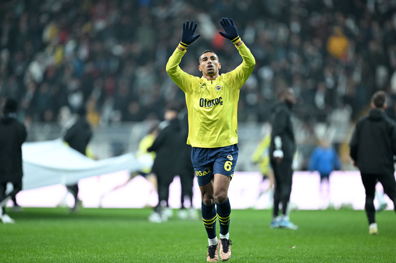 <p><b>ALEXANDER DJIKU</b></p><p>Fenerbahe'de sakatl dneminde ok aranan isimlerden biri olan Alexander Djiku'ya da derbide byk i decek. Ganal savunma oyuncusu, Beikta derbisiyle formasna yeniden kavuurken, Galatasaray'a kar Mauro Icardi gibi bir golcy marke etmeye alacak. Djiku'nun, Icardi ve dier Galatasaray hcumcularna kar savunmada gsterecei performans Kadky'de derbinin sonucuna dorudan etki edecek.</p>