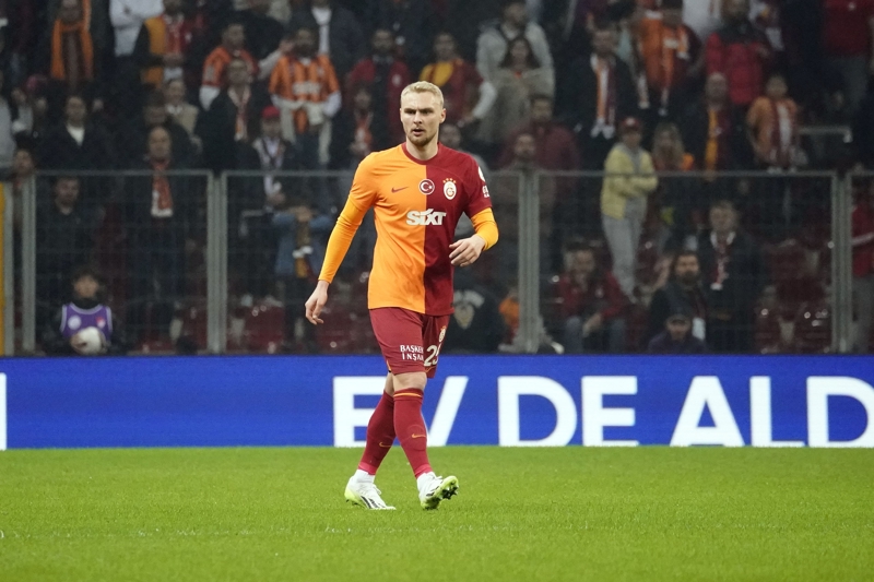 <p><b>VICTOR NELSSON</b></p><p>Galatasaray'da geen sezon takmn nemli isimlerinden biri olan Victor Nelsson, bu sezon Davinson Sanchez transferi sonras geri plana dmt. Kolombiyal futbolcunun sakatl sonras yeniden forma bulmayan balayan Danimarkal futbolcu, Kadky deplasmannda sergileyecei performansla derbinin kader adamlarndan biri olabilir.</p>